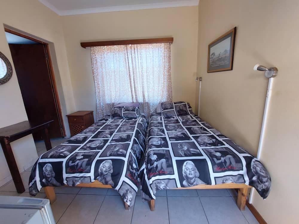 Skippers Backpackers Cc Walvisbaai Buitenkant foto